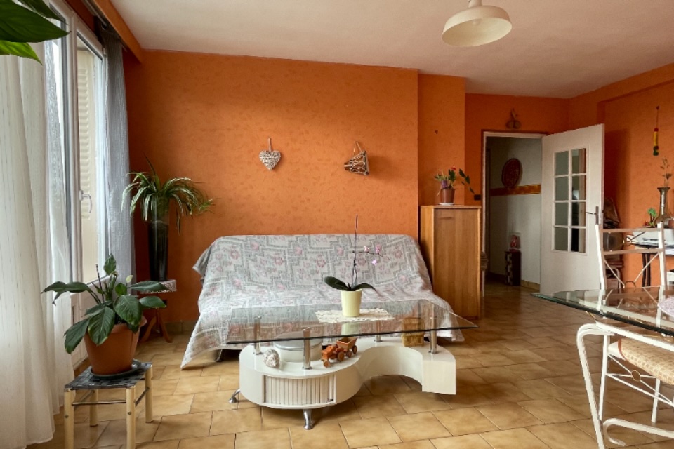 AI wall color change before/after