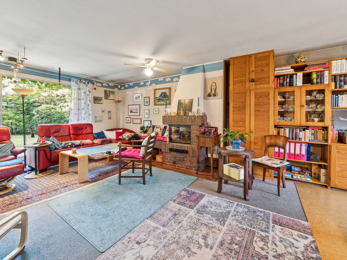 Pièce au style daté nécessitant une rénovation